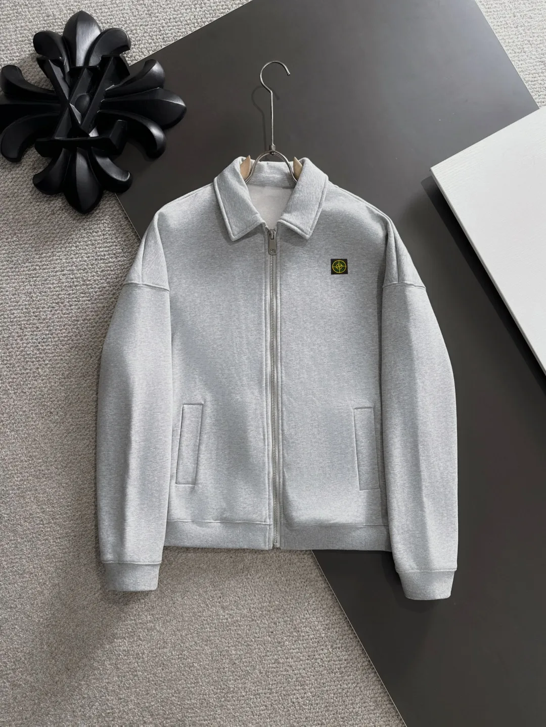 Next day shipment P460 Stone lsland/Stone Island Exclusively launches the new 25ss autumn and winter lapel zipper jacket. Many stars have the same style. The craftsmanship cannot be copied by ordinary small workshops. We are not afraid of any challenges in terms of materials, detail restoration and craftsmanship, just to provide everyone with wonderful products. Compare the top original versions at will. No expense is spared just to do better. Unique imported fabric feel. Purely imported German machine production. Precision operation and 10,000-needle density. A full set of new accessories and three standards are fully customized simultaneously. The upper body is versatile and fashionable. The perfect choice for autumn and winter. A must-have item. Size chart: S to XXL (or please state your height and weight when placing an order)